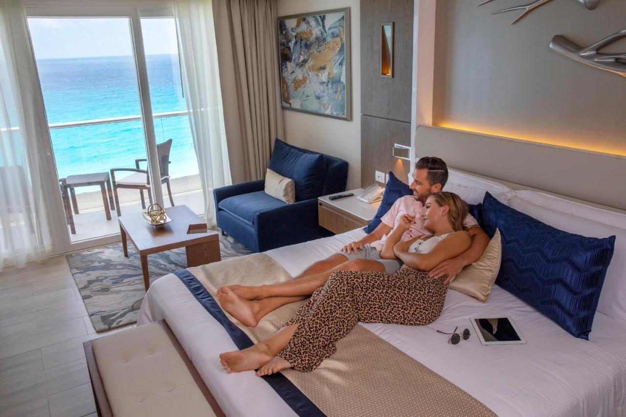 Royalton Chic Cancun, An Autograph Collection All-Inclusive Resort - Adults Only Екстериор снимка A couple relaxing in a suite at the Hard Rock Hotel