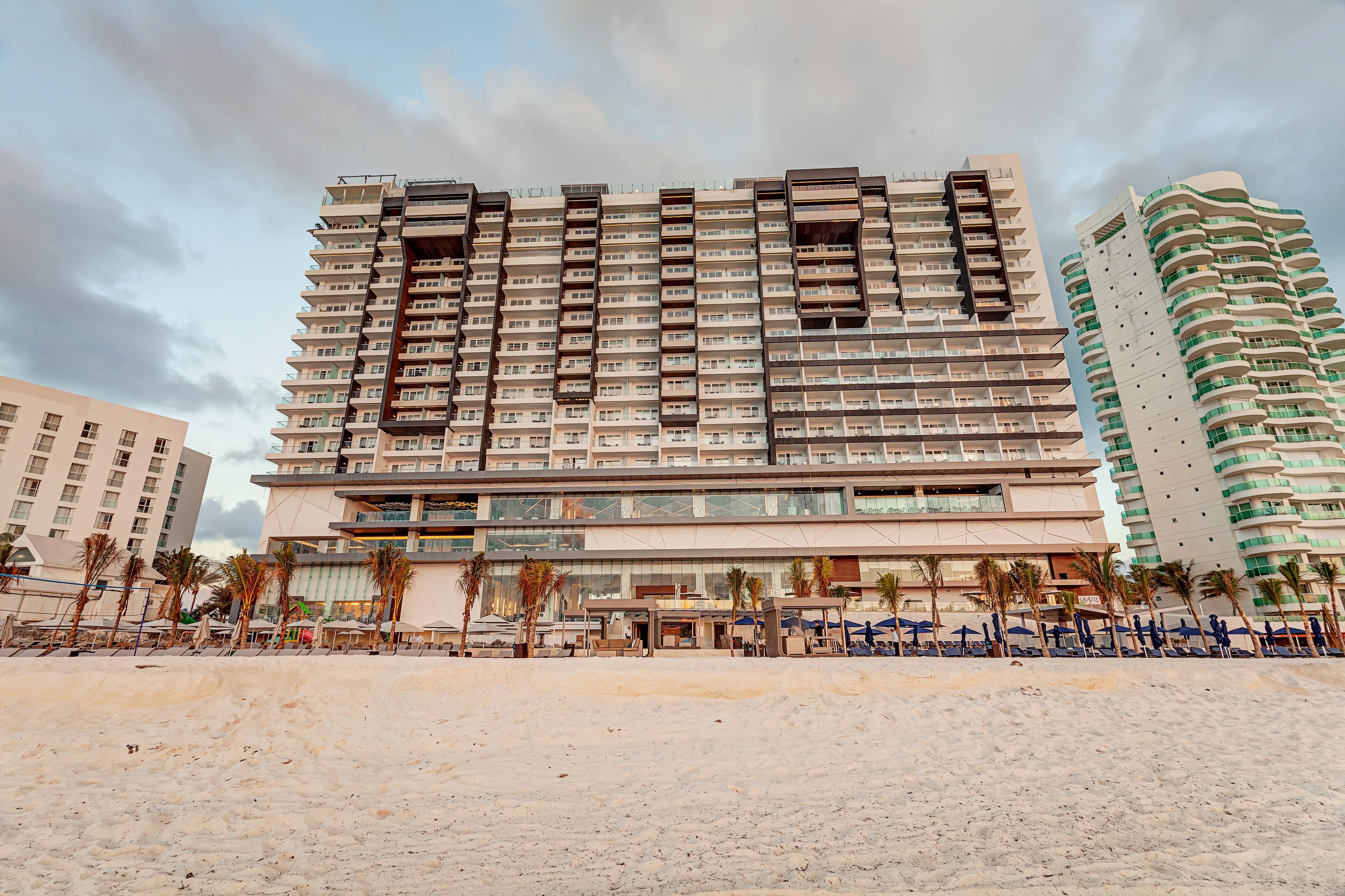 Royalton Chic Cancun, An Autograph Collection All-Inclusive Resort - Adults Only Екстериор снимка The Fontainebleau Beach Resort