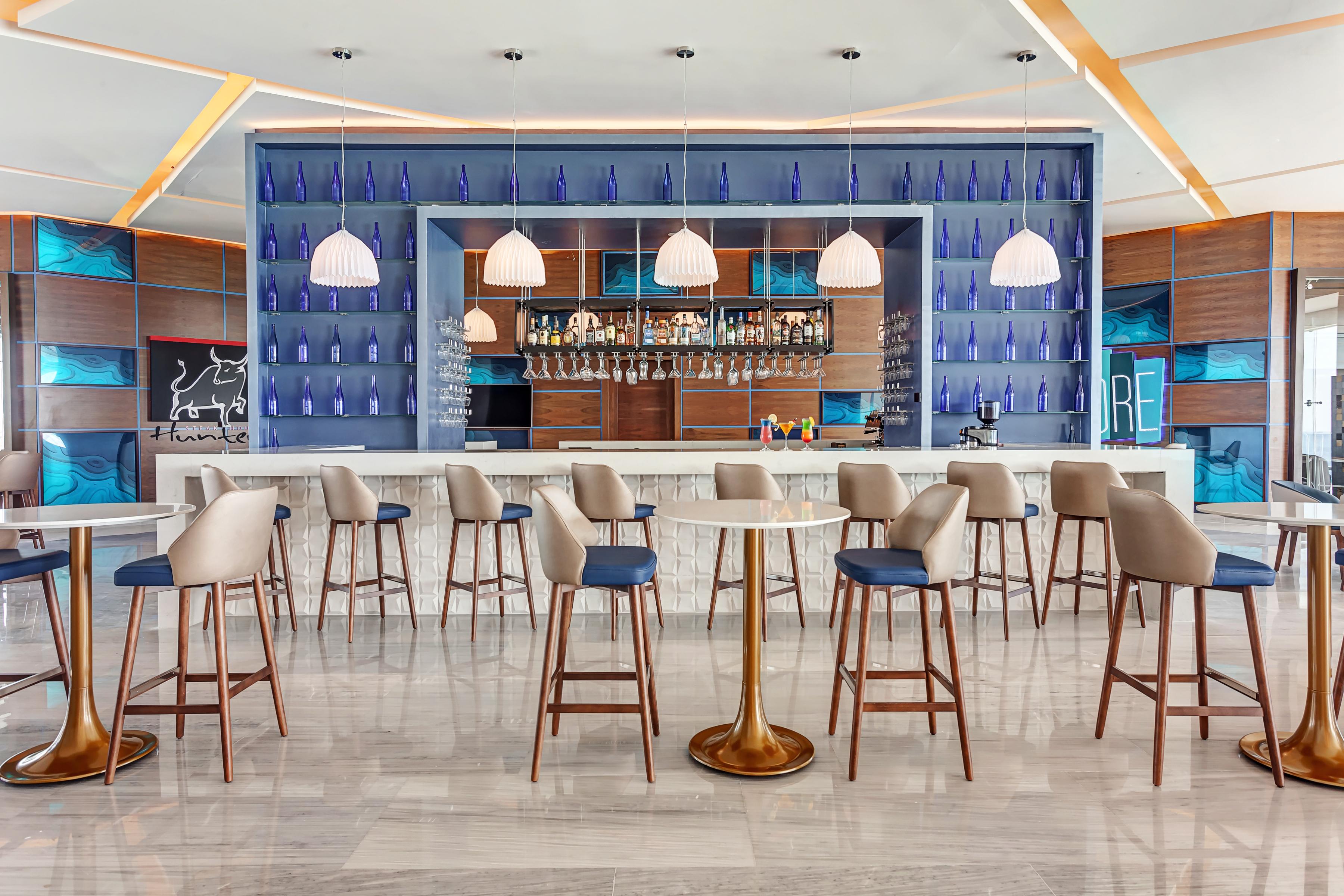 Royalton Chic Cancun, An Autograph Collection All-Inclusive Resort - Adults Only Екстериор снимка The bar at the lounge