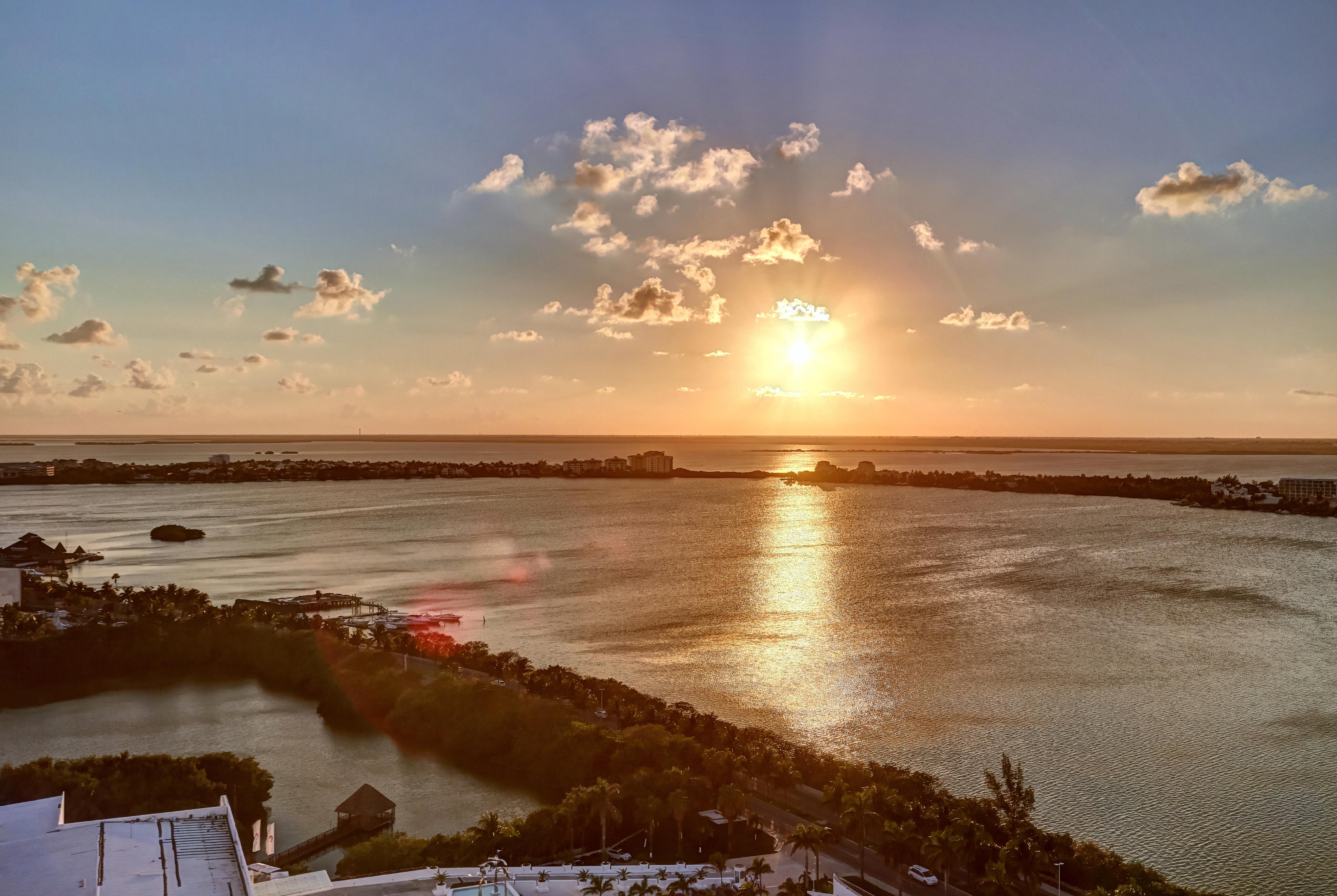 Royalton Chic Cancun, An Autograph Collection All-Inclusive Resort - Adults Only Екстериор снимка Sunset over the Atlantic Ocean